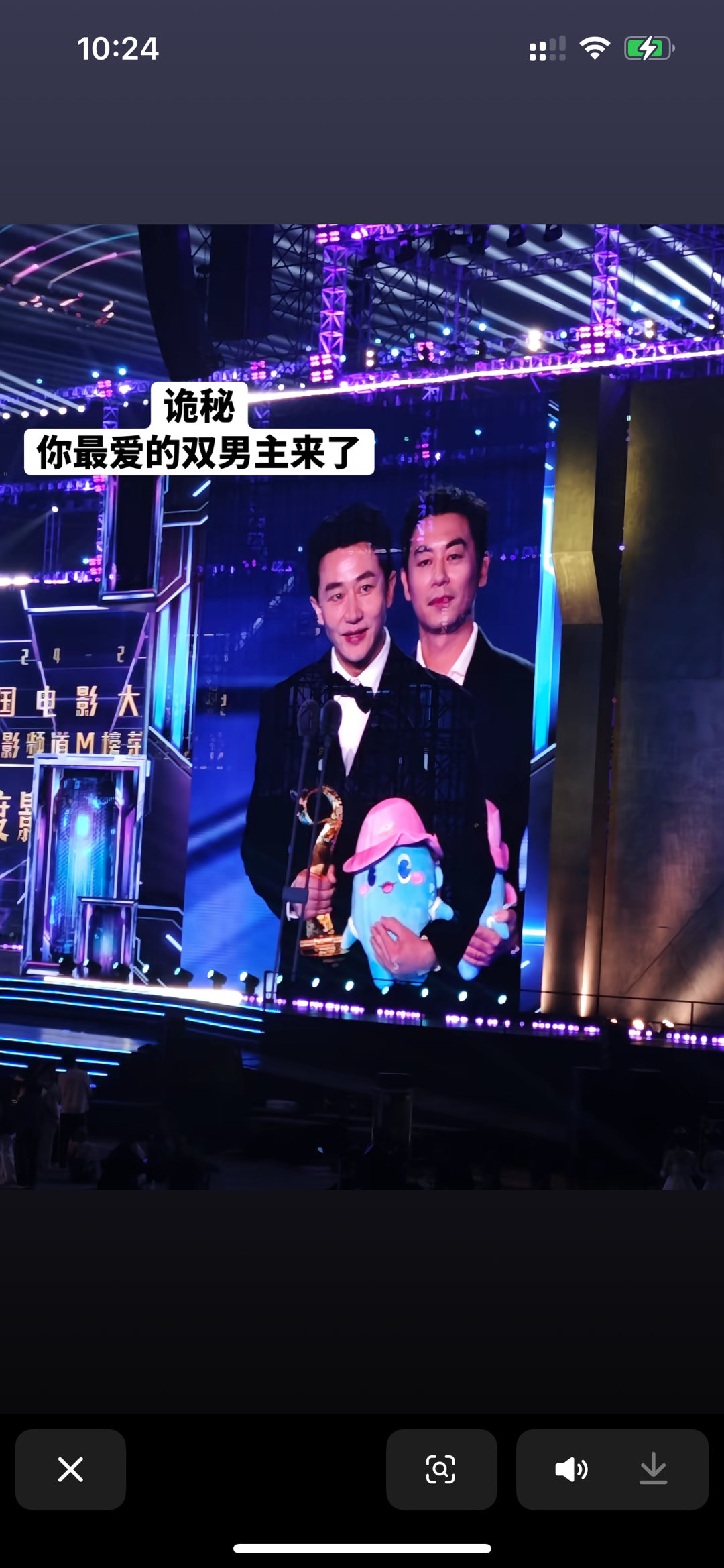 好奇妙的站位[吐舌头眯眼睛笑]​​​