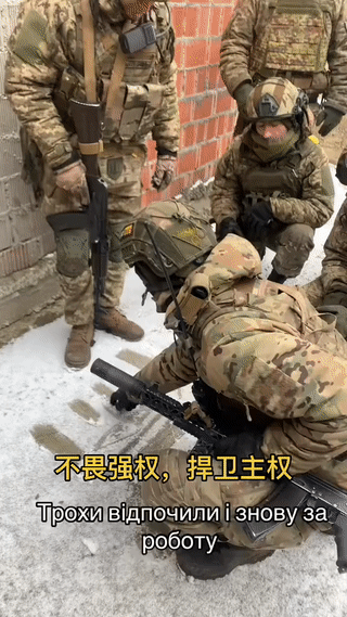 一名乌军指挥官正在布署作战计划。这是一个乌军小分队，他们正打算在这里伏击一支俄