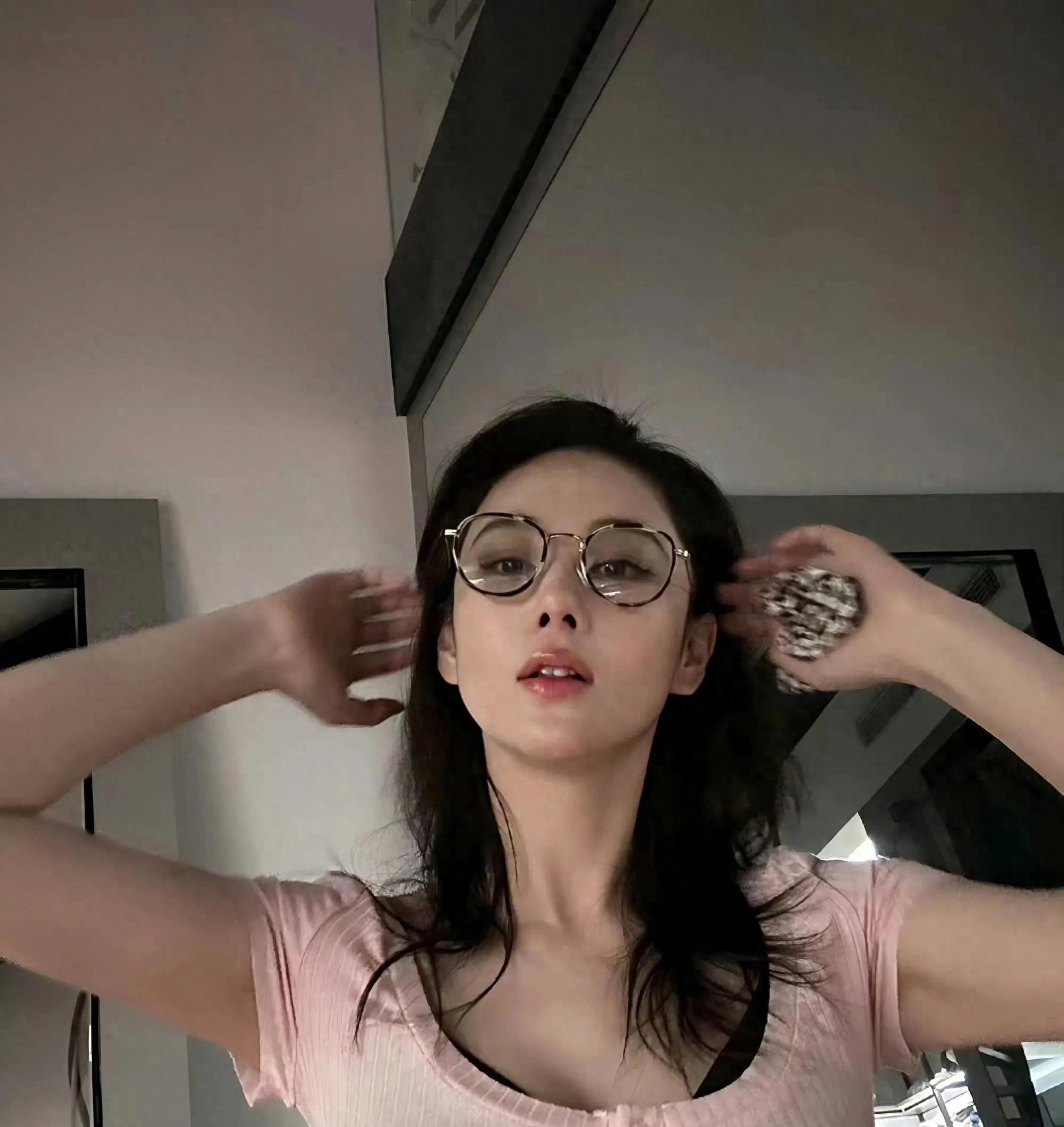 38岁张馨予身材真爆炸而且又变美了！
