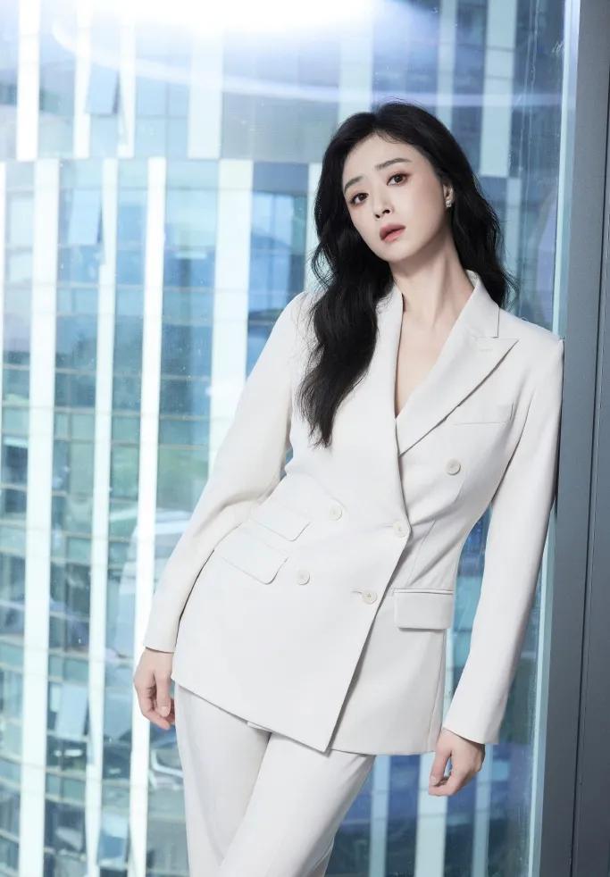 蒋欣真的太会穿！白色双排扣西装，立体剪裁精致又挺括，阔腿裤平衡比例。手持牛油