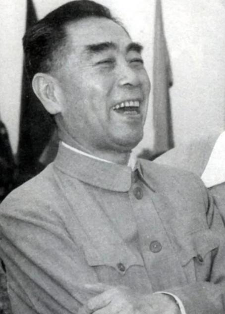 1958年，周总理去食堂吃完饭，转了一圈下来，却只买了7分钱的饭菜，然后一个人在