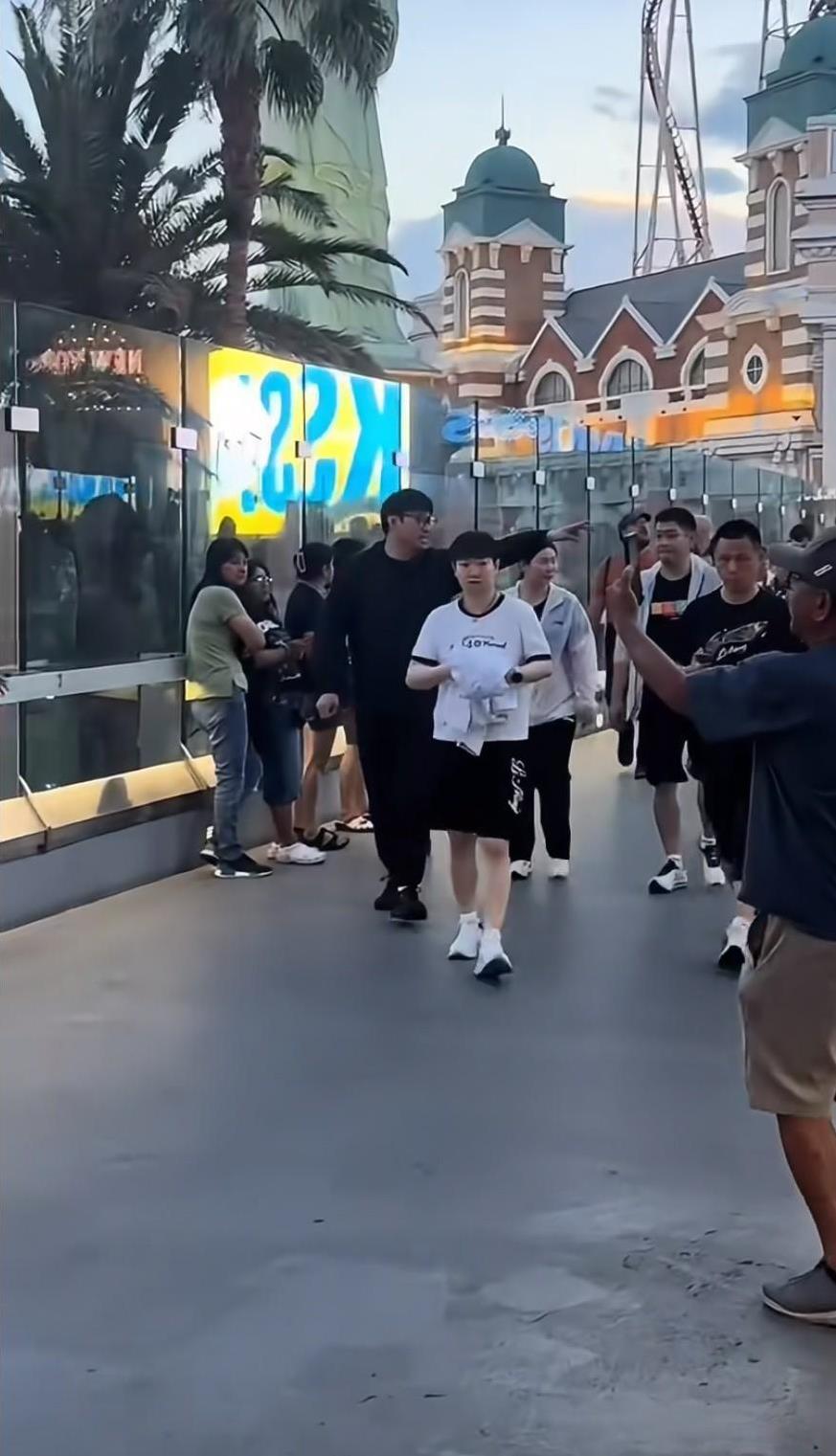 莎莎：我不自己走，万一走丢了！还是国外好，可以自由自在的出去逛街，就说莎莎精神