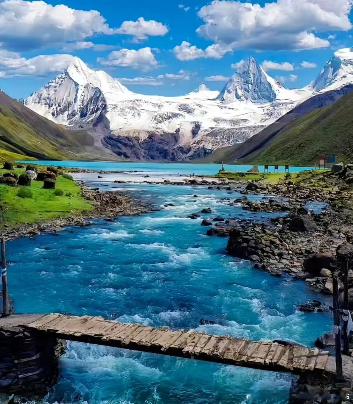 成都出发邂逅木格措蓝色慢游之旅从成都一路向西，木格措的蓝在等你！湖水像块蓝宝石