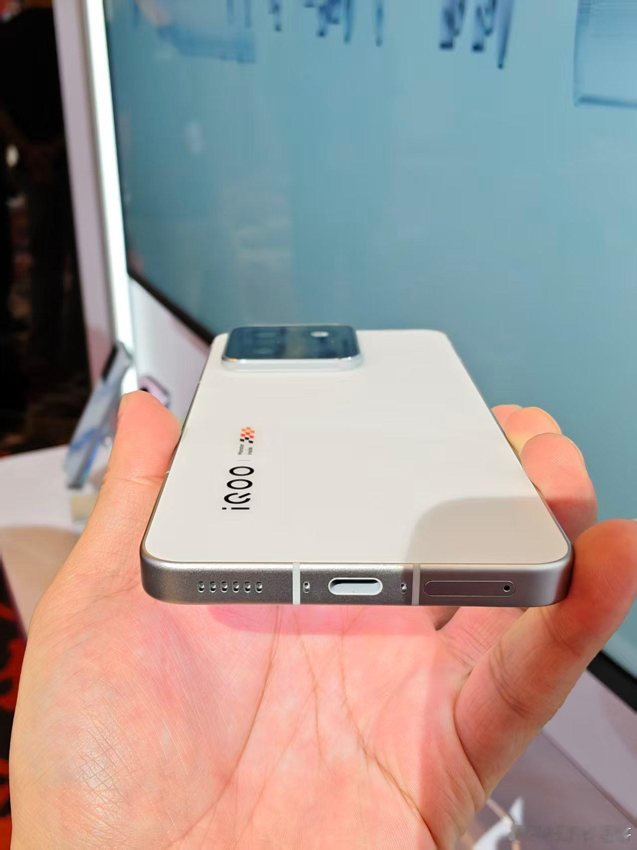 iQOO15T酷客们，在网上看到了白色传奇版，真的被迷住了。白色传奇版是那种干干