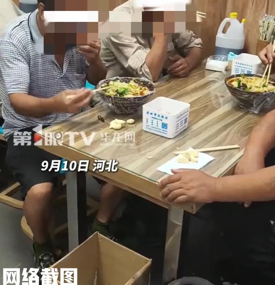 河北有女子逛超市出来看到四名大叔。只是这四名大叔有些窘迫与狼狈，似乎遇到了困