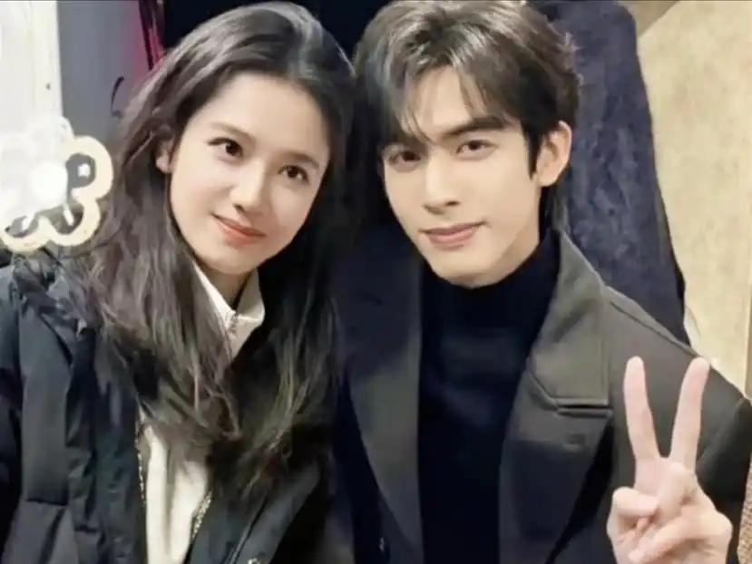 宋威龙彩排跨年晚会，本以为搭档赵今麦，没想到是张婧仪看来，宋威龙真是有福了。