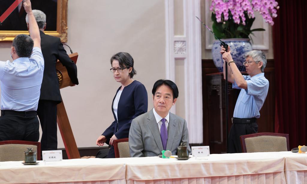 赖清德的三大危机赖清德执政1年多来，政绩乏善可陈，所有争议的焦点几乎全在对抗朝