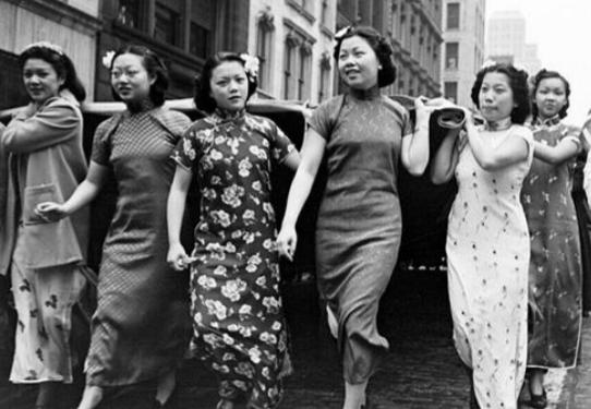 1955年的上海，刑场外围满了人。当那个头发花白、穿着打补丁棉袄的老妇人被押