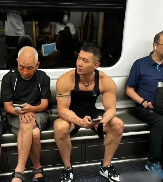 不懂就问，这一般都是什么职业​​​