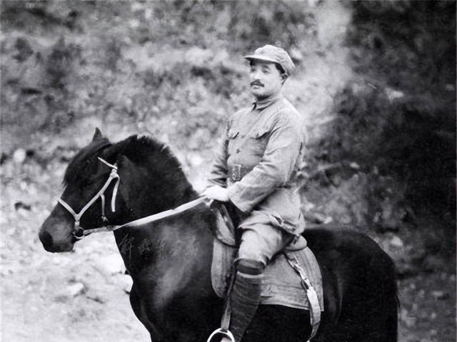 1936年10月，红军三大主力在陕北会师，长征胜利结束。然而，新的军事形势如同一