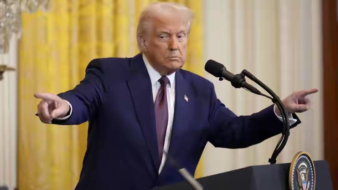 美国很慌，中国抛售美债根据美国财政部在1月15日发布的数据，中国继续减持美债