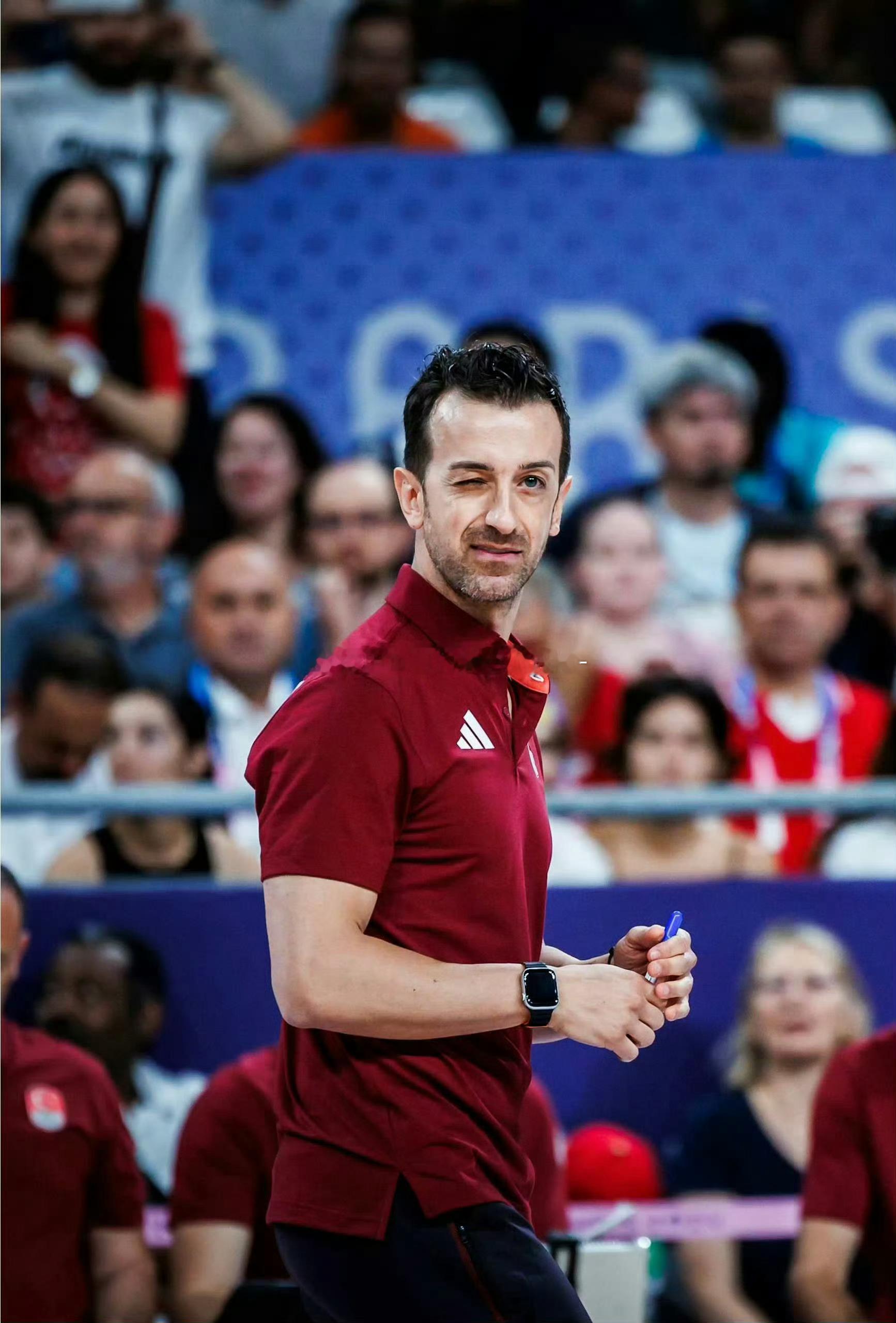 外媒：众所周知，桑塔雷利与妻子德真纳罗之间存在严重关系紧张问题，这对夫妇很难继续