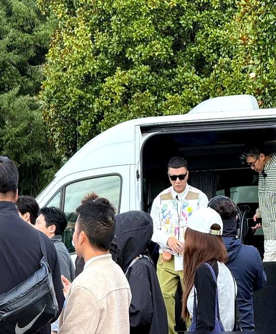 两个一米八的大汉并排站着，中间那个硬生生塌成一个坑。你敢信这是新西兰冰川上的真实