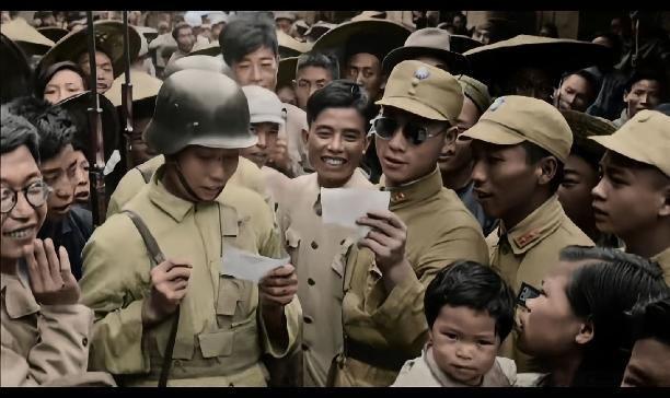 1945年8月，一架轰炸机飞过昆明市区上空，街头传来的不再是尖叫，而是欢呼雀跃欢