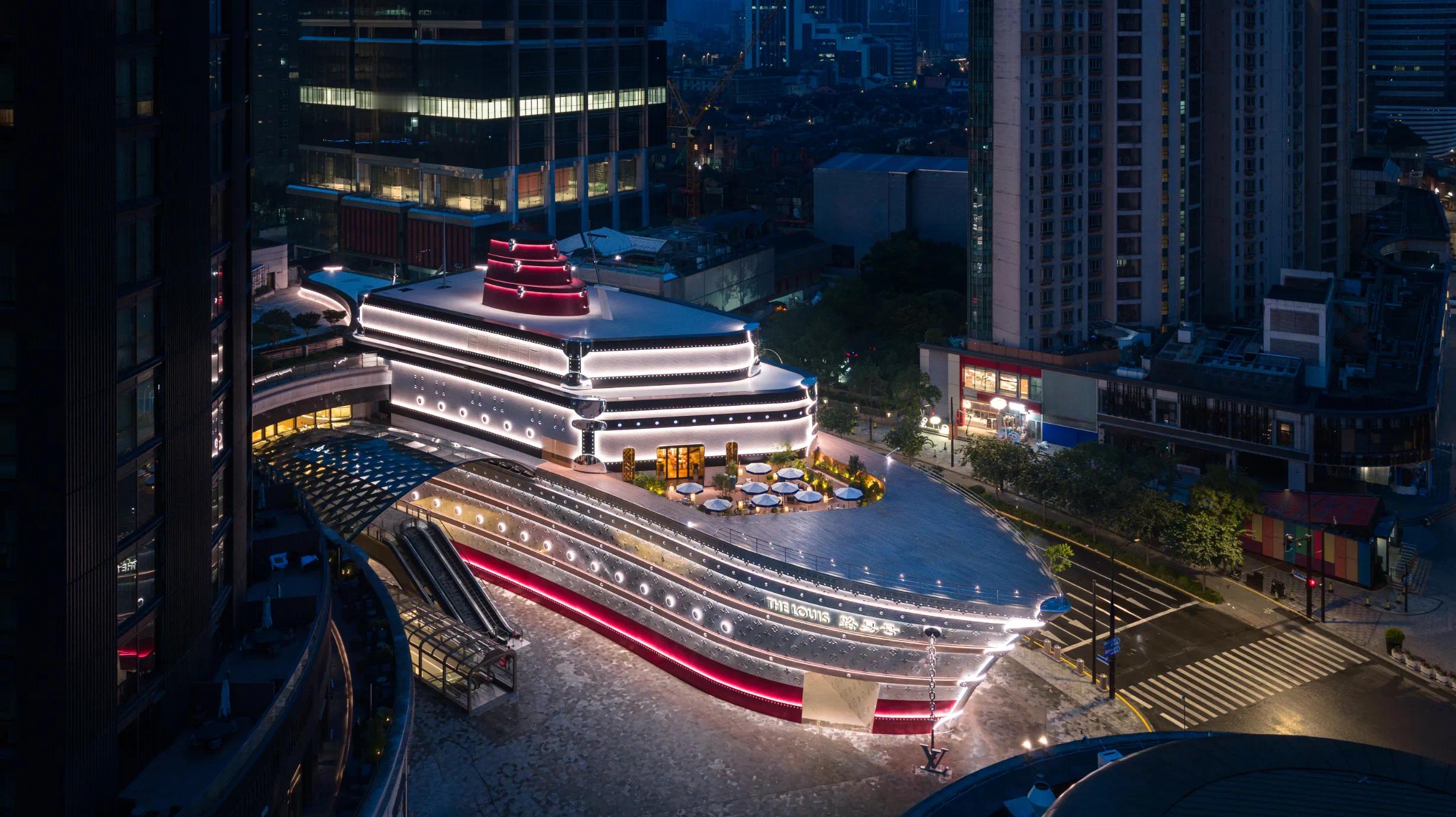 以前住的地方离上海兴业太古汇太近，经常去逛这个非常漂亮的地方，现在旁边搞了个LV