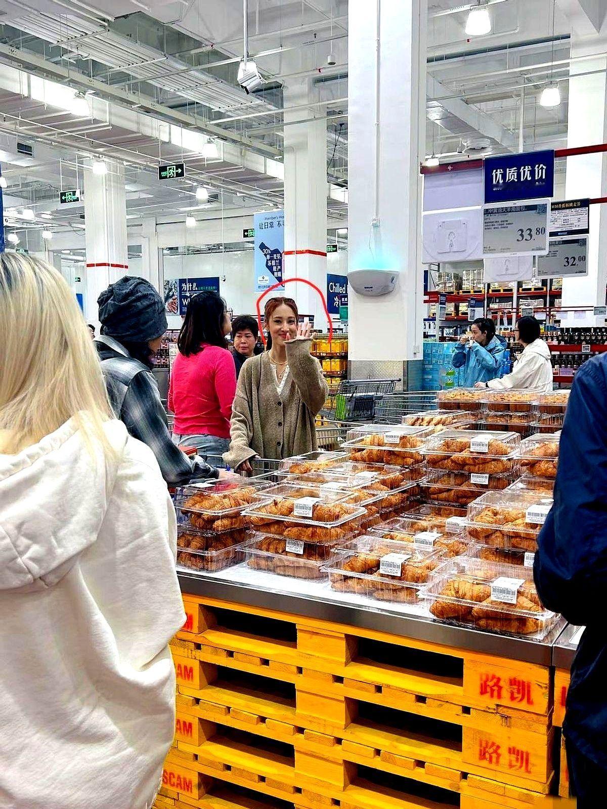 我疯了。我今天在广州超市偶遇了陈凯琳，她生完三个孩子还能那么高那么瘦，在人群里