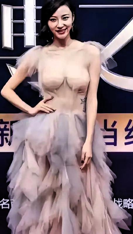 这美得也太过明显了、虽说性感美，但这不是性感了，而是直接裸露了、跟性感已经不是一