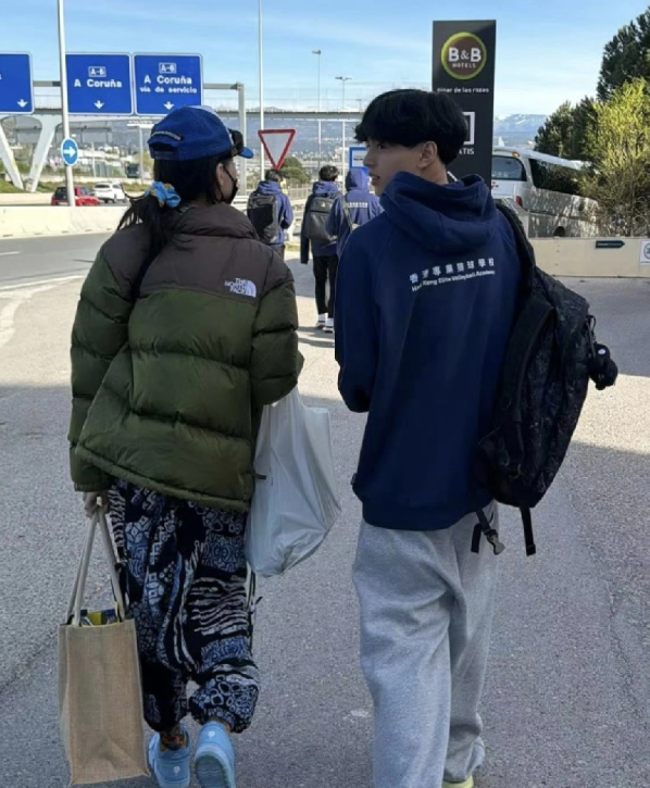 张柏芝晒出了一则动态她和儿子一起去国外旅行，两人并肩走在异国的街头，从背影来看