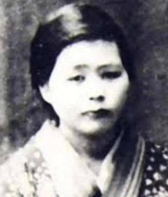 1977年，郭沫若病重之际，妻子任立群守在身旁，问他还有什么愿望，郭沫若提出想见