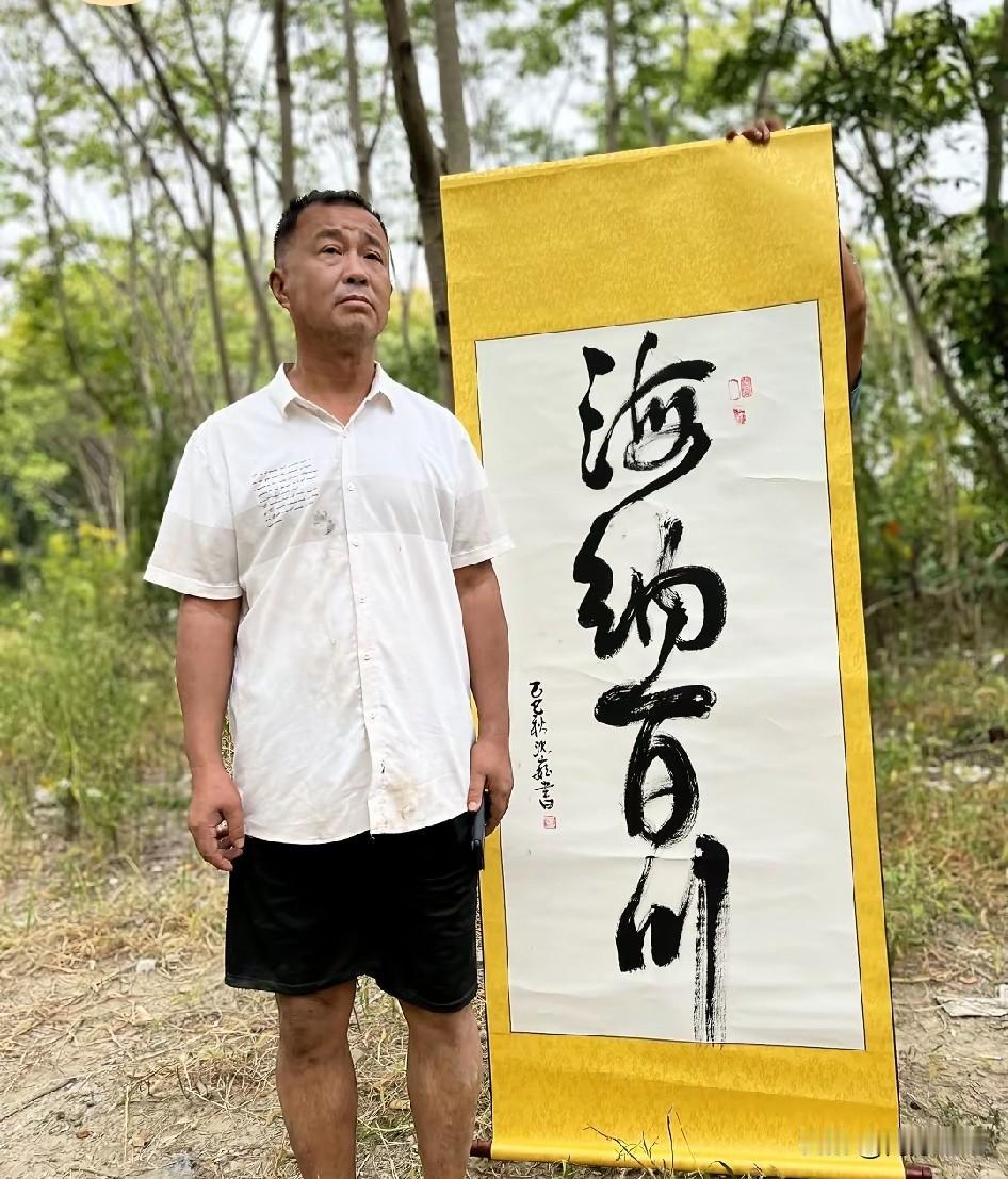 谁的字更有特色？沈巍VS范小勤，这两天有人把“流浪大师”沈巍和范小勤的书法放一起