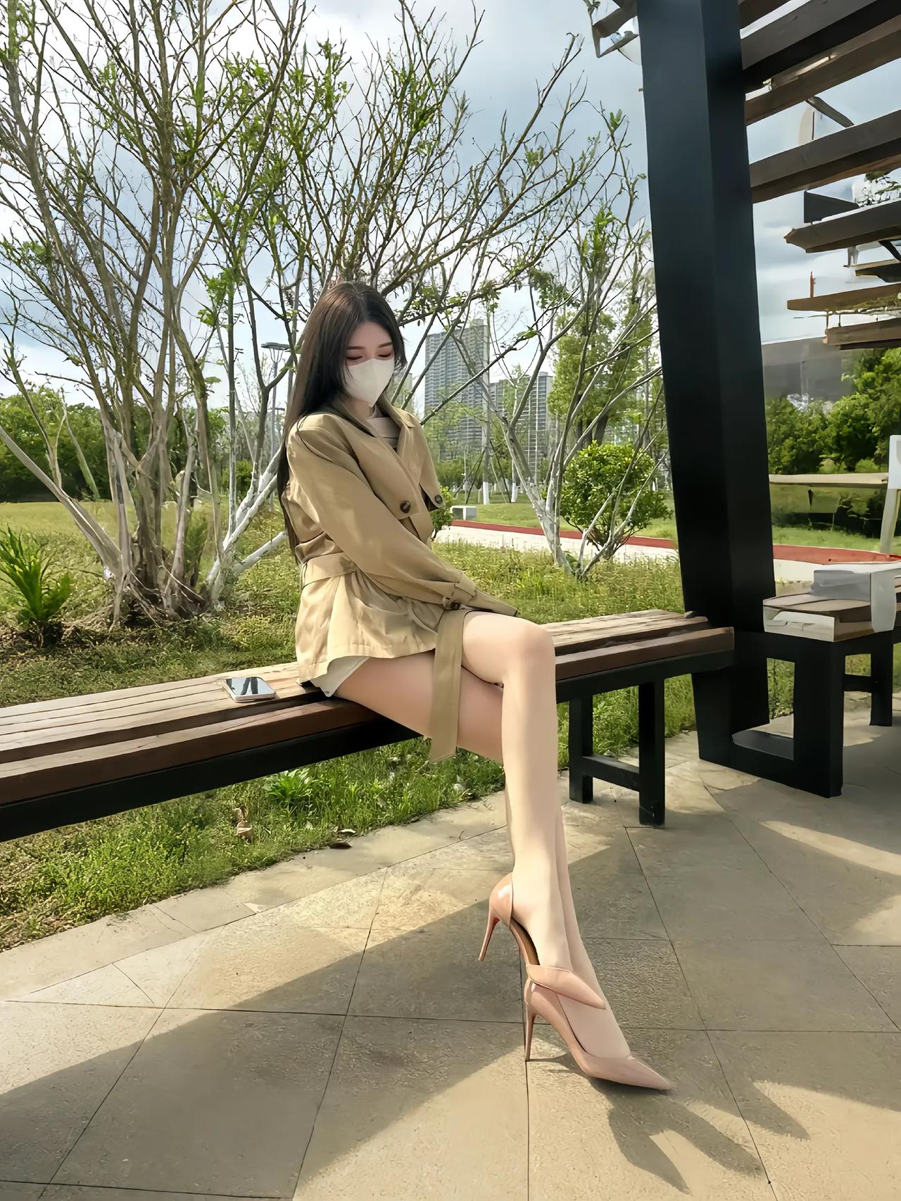 晴日里的卡其风衣，是春天最抓眼的松弛感——鞋尖泛着软光，风掀衣摆时，连光影都追着