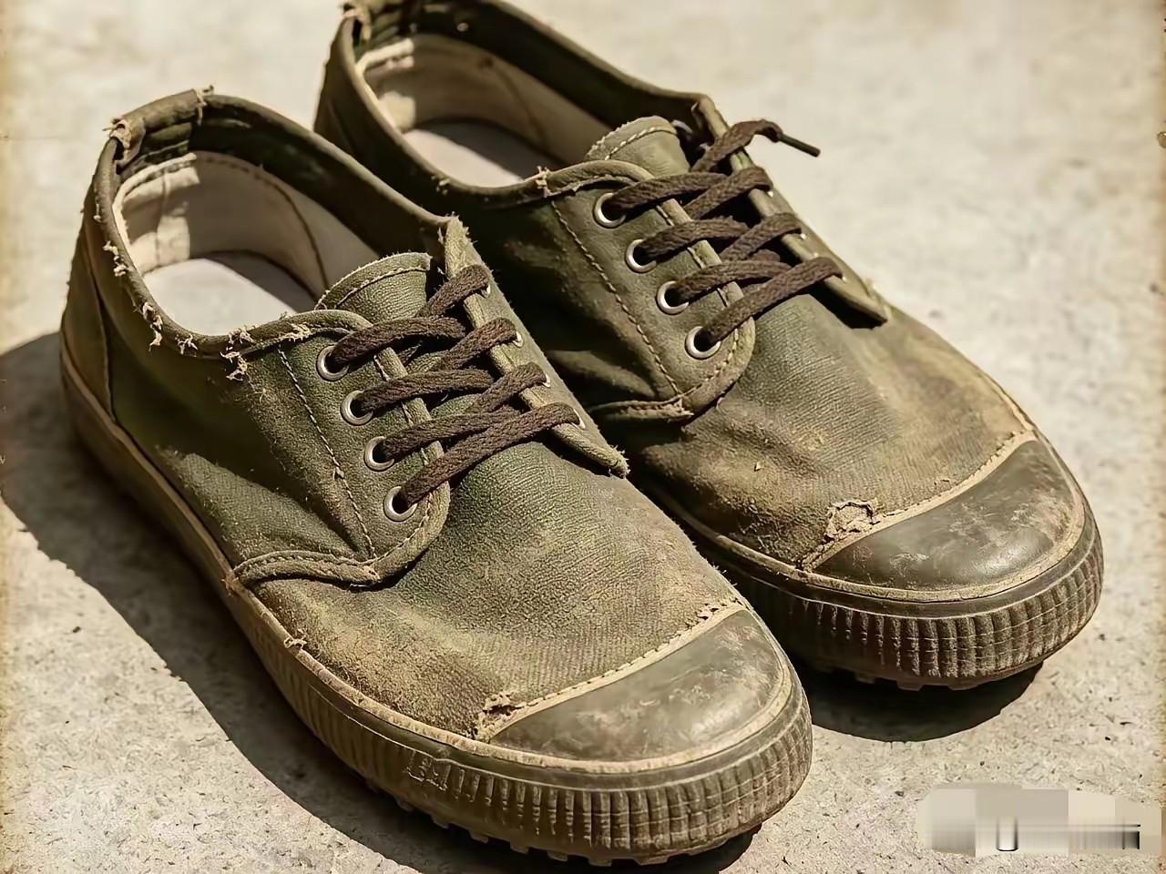 LV刚告完别人抄袭，巴黎世家转头就把咱们的“解放鞋”搬上了T台大秀。稍微改一改