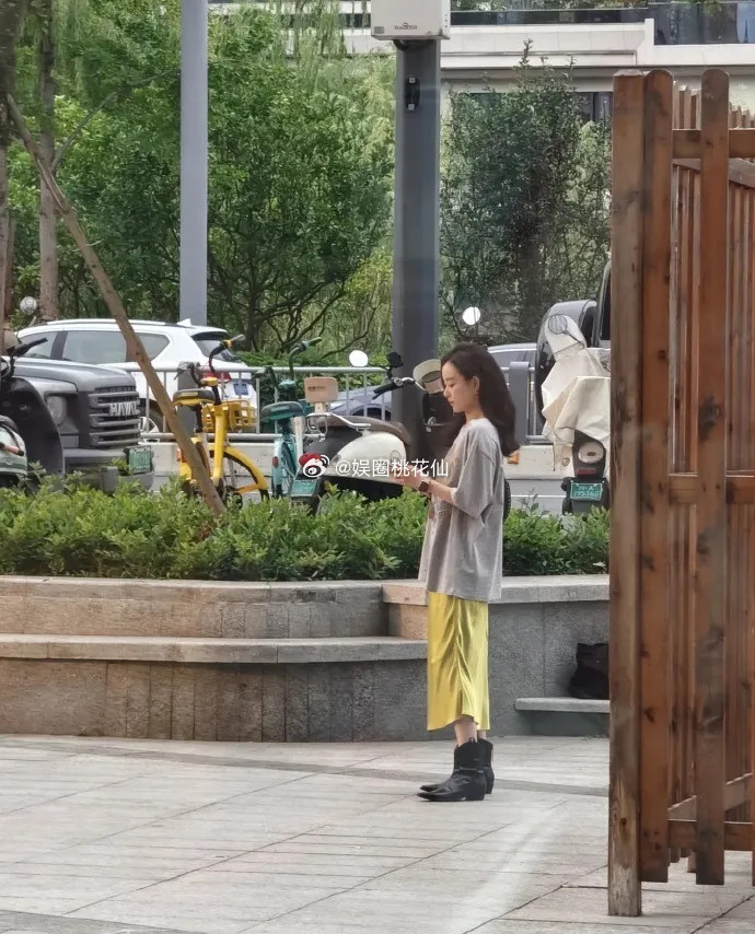 倪妮在拍摄新戏的时候搭配的像个时尚的邻家少女，看上去潇洒又随性，真的是非常的漂亮
