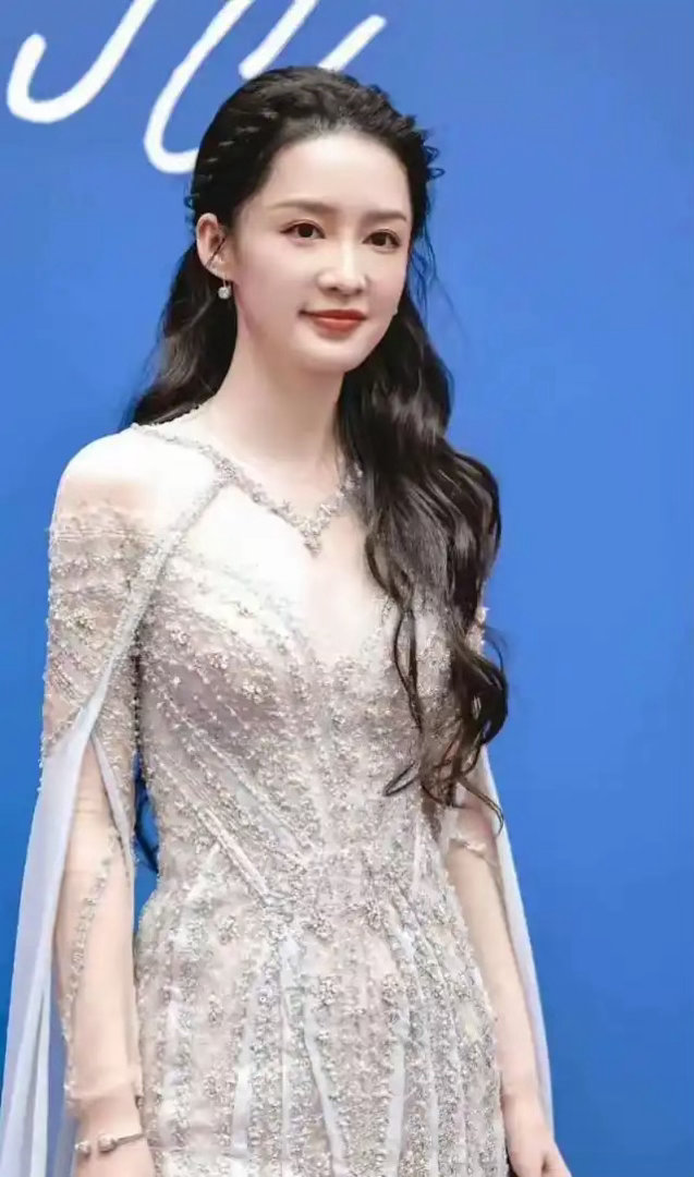 李沁的“骨相美”火了，为何网红脸坐不住了？她用一股静气赢回了审美
