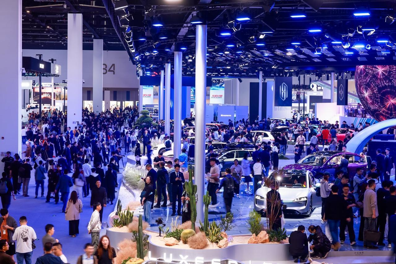 《会客厅》直播背后，鸿蒙智行在悄悄“软化”品牌形象今年北京车展，鸿蒙智行搞了《