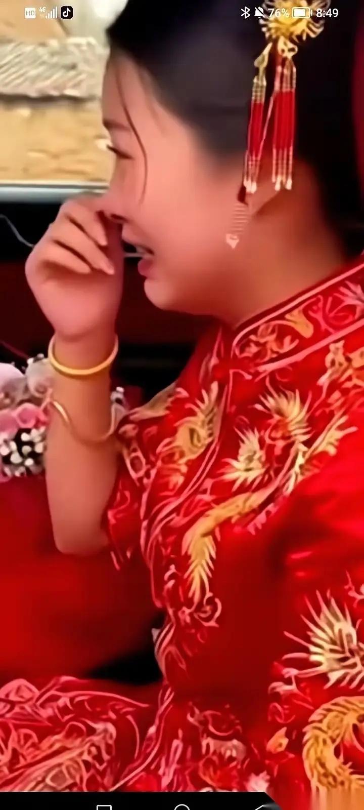 新郎最后问了她一遍：没钱，你下不下车？就这一句话，是给她最后的机会。结果她说