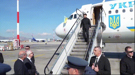 乌克兰总统泽连斯基出访希腊。从头到脚一身黑，黑色衬衫，黑色外套，黑色裤子，黑