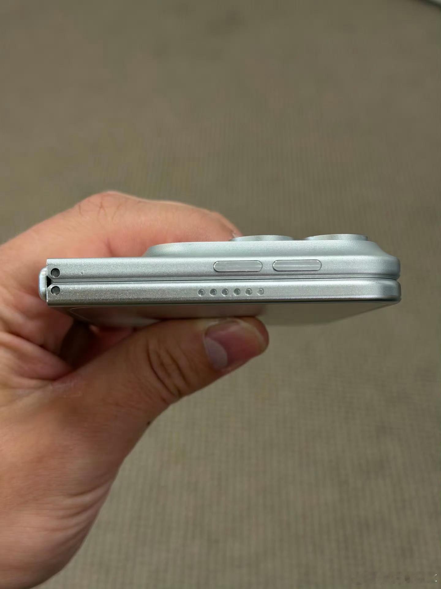 iPhoneUltra机模再上手，话说这不就跟华为的PuraXMax如出一辙