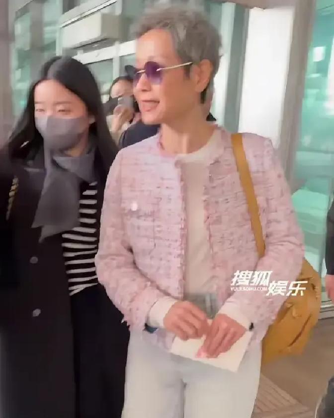 62岁的叶童，活成了一句“关你什么事”。微博之夜，赵雅芝还是那个温润如玉的白娘