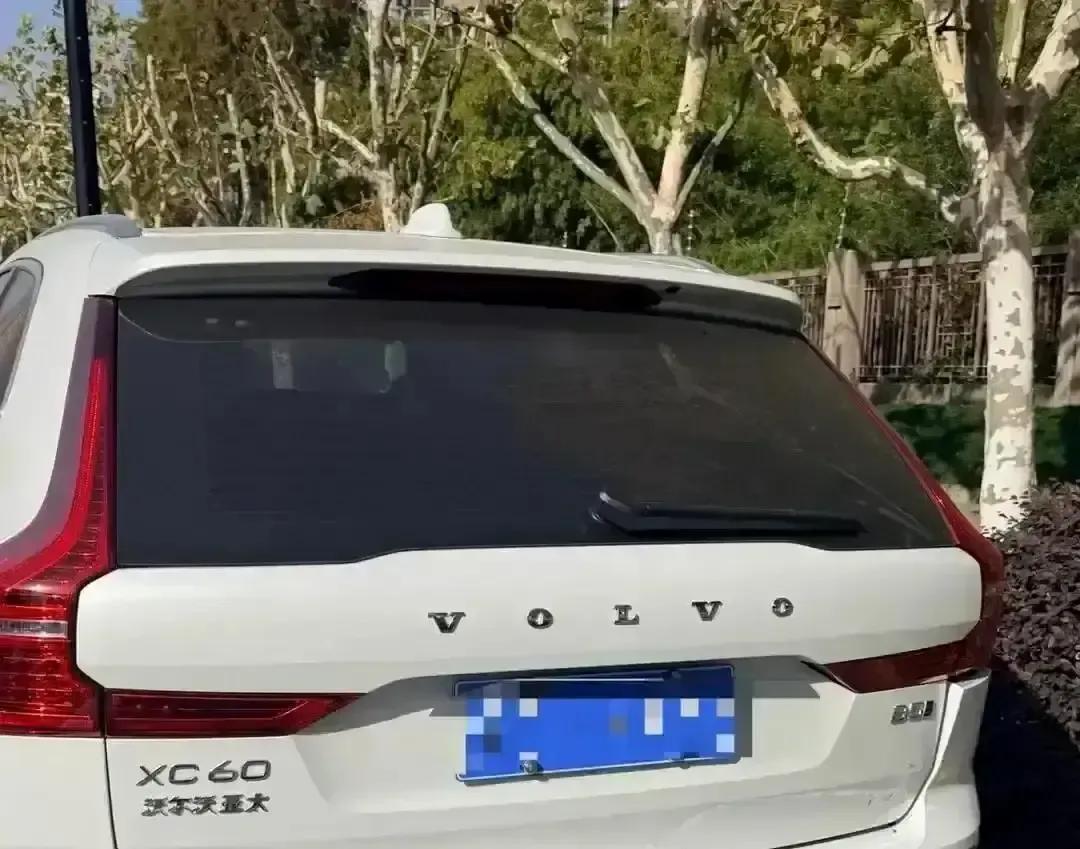 金桥路上一辆宝马没刹住，直接把前面沃尔沃XC60顶出去，交警一看就判宝马全责。