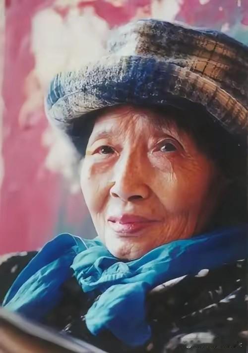医院病房里，一位做了十五年护工的大姐说出了一番戳中无数人的话。她说人只要躺下了，