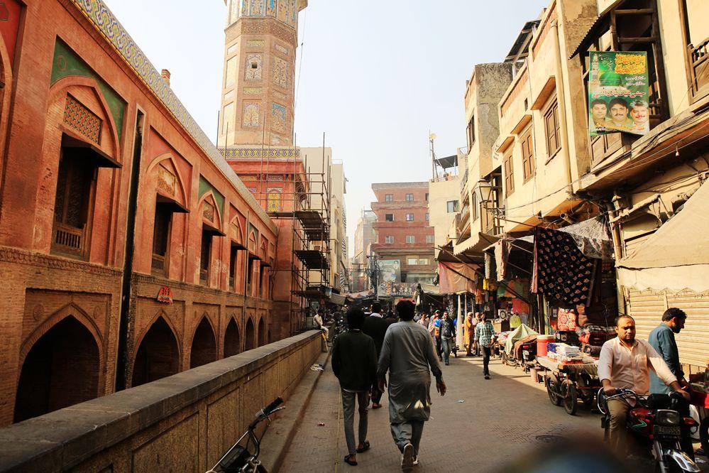 【被偏爱是种什么体验】行走在拉合尔老城的巷弄里，你会发现所谓的“中巴友好”