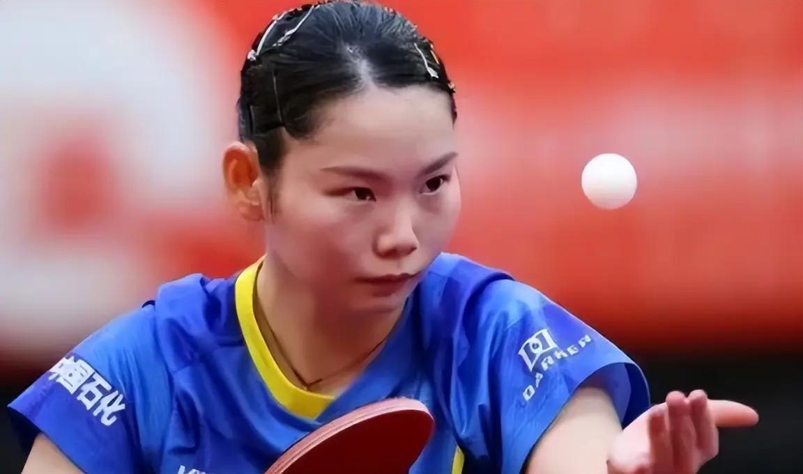 何卓佳换球拍，换走了“好运”？何卓佳在第二局行将结束时，球拍出了点状况，不得不更