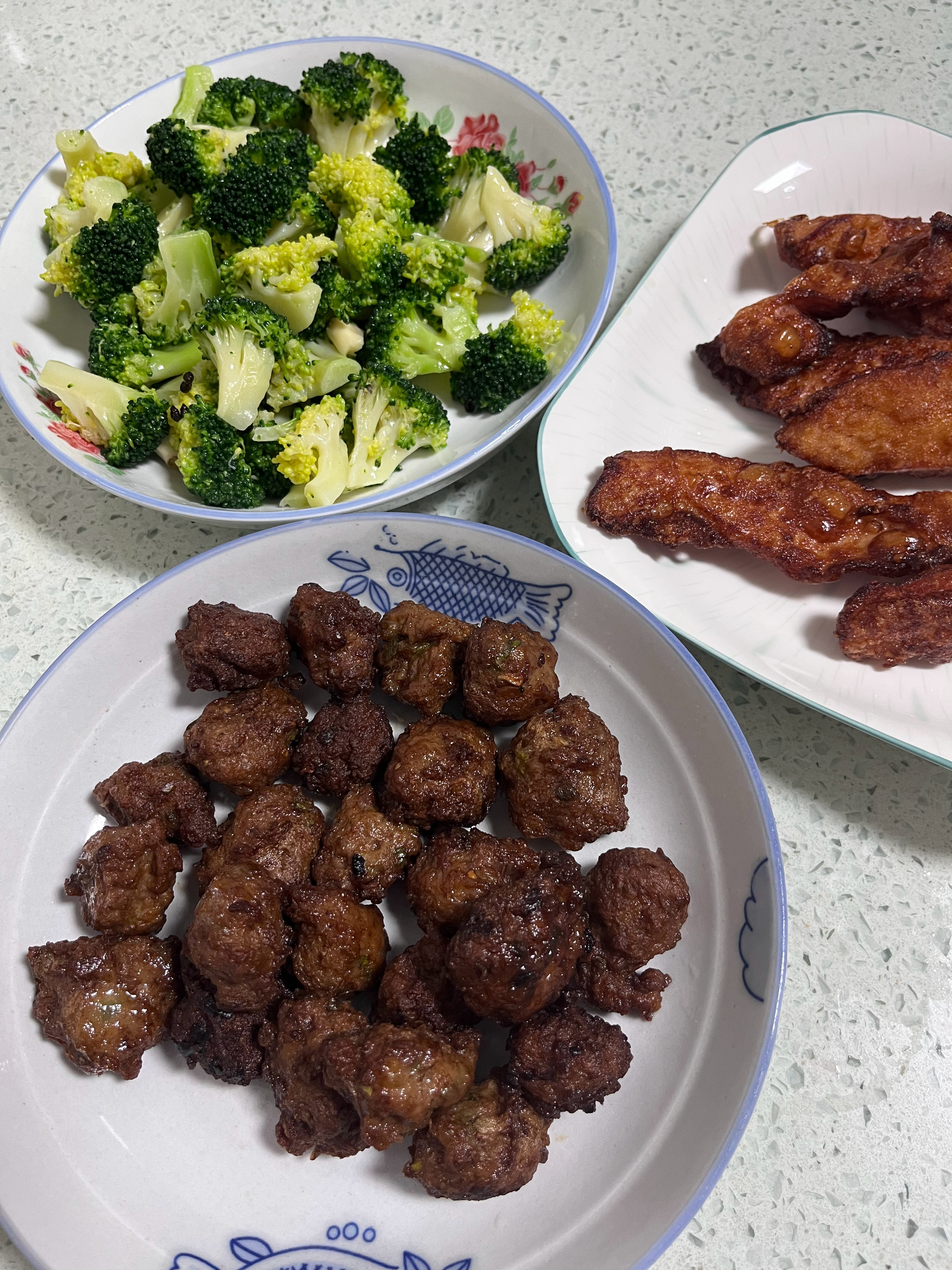 今日份晚饭又是包饺子吃，天冷吃饺子很不错～