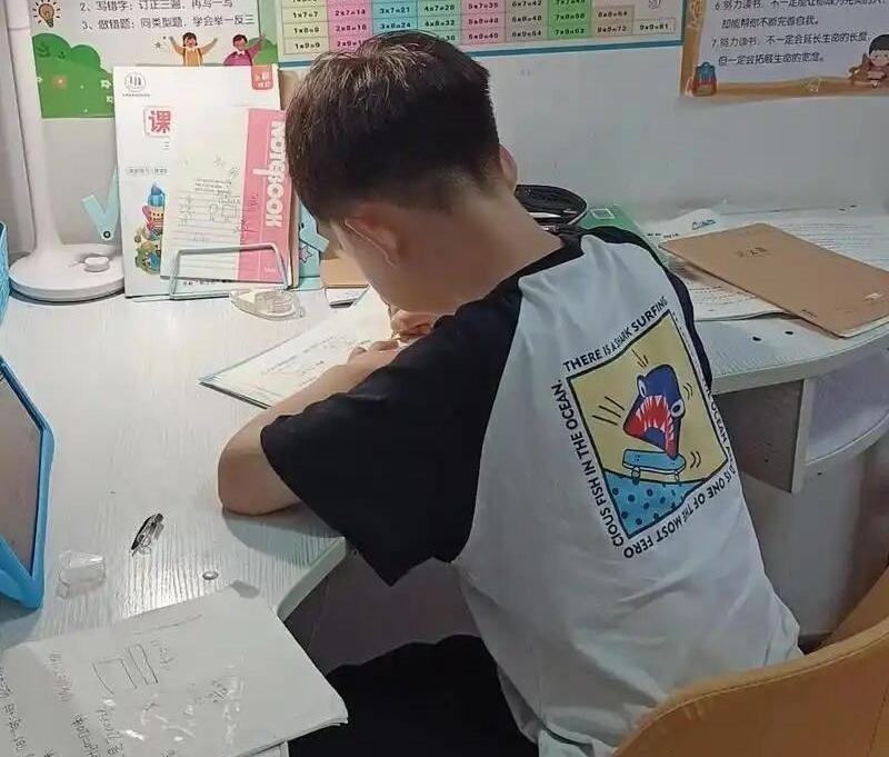看着一位妈妈哭诉，说自己三年级的儿子成了“学渣”，心都快碎了。语文作文憋不出3