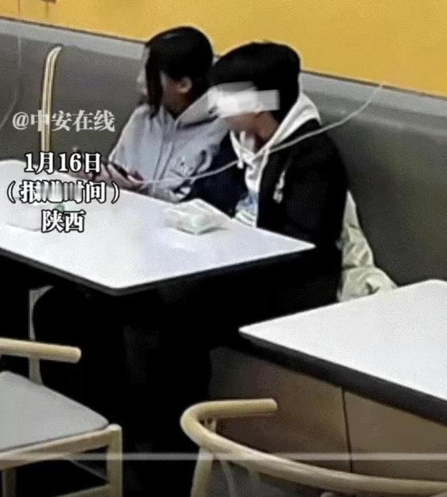 胆子也太大了吧！陕西，凌晨一点，一女孩和朋友去到一家餐馆内玩手机，不料女孩趁店家