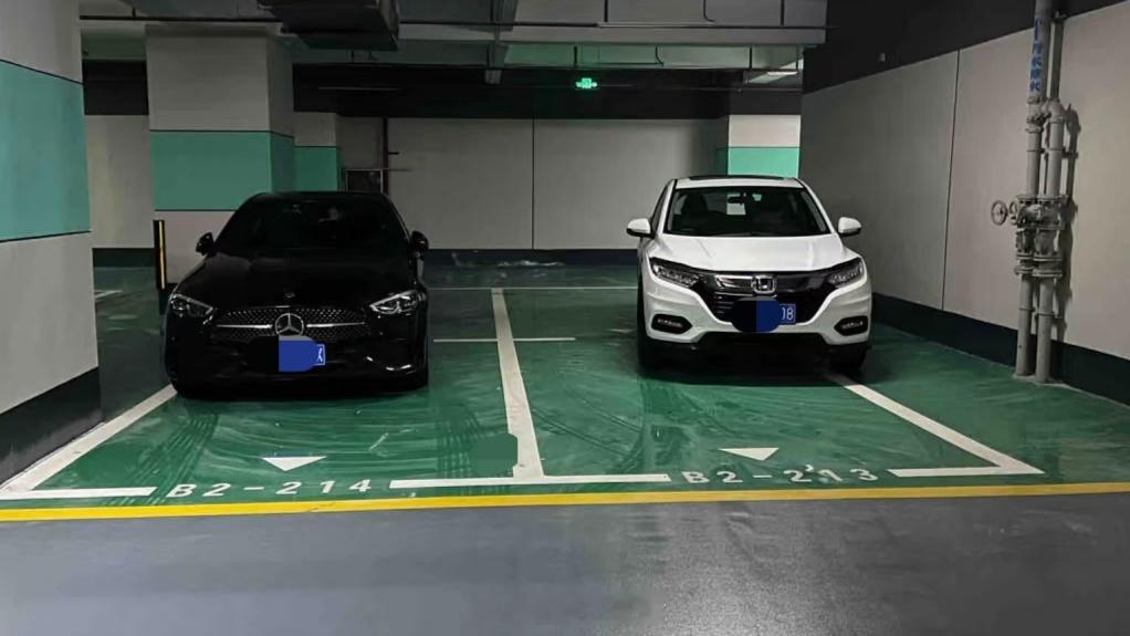网传的“社恐”式停车你觉得哪台车停的更社恐[捂脸哭]​​​