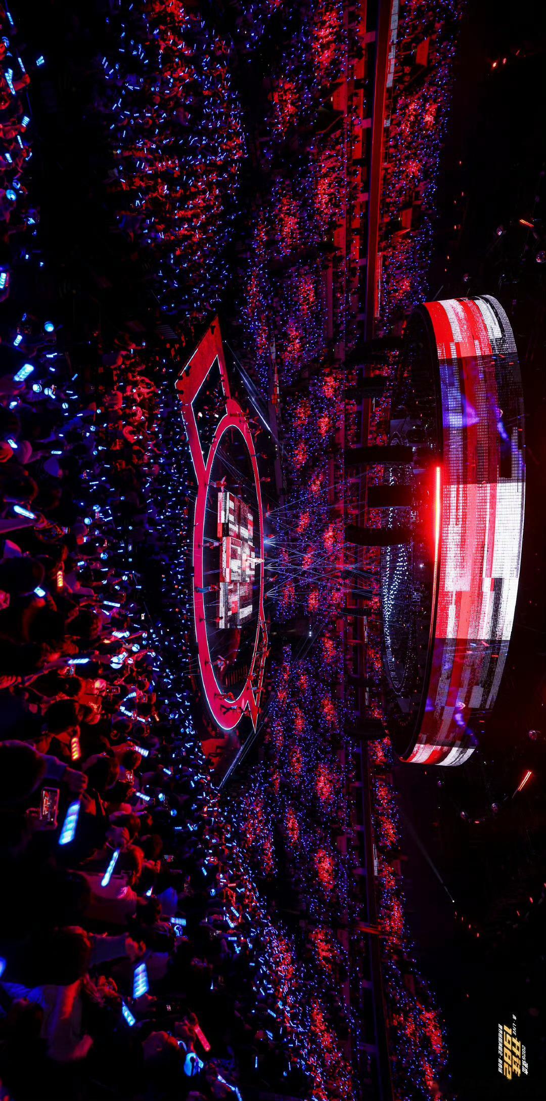 张杰演唱会疑是银河落九天张杰新春场太震撼！舞台星星灯球落下，恰似银河落九天，星海