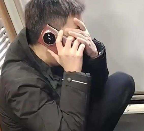 贵州贵阳，一男子贷款买车时，他惊讶的发现，自己名下2004年有笔2万元贷款，逾期