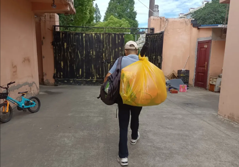 早上骑车送老公乘车回老家，老公一个人不会坐高铁，就坐大巴车回家，坐大巴车也挺好