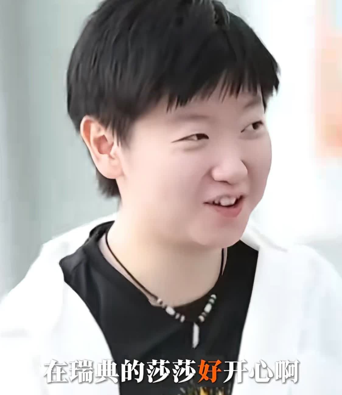 某人，我不在你身边，竟然还笑得这么开心，哼，亏我天天都在想你。这是嘟嘟去