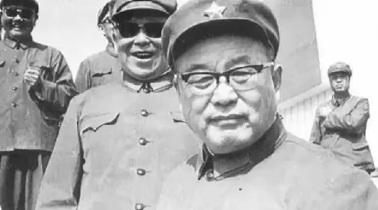1972年，北京军区司令李德生少将接受命令，前去解救一位老战友，赶到一处幽暗的地
