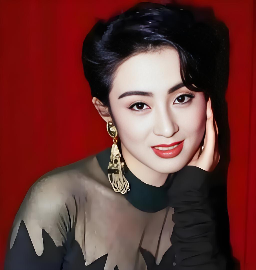 一夜之间，全香港的导演都像躲瘟神一样躲着她。昔日当红女星就因为和控制自己