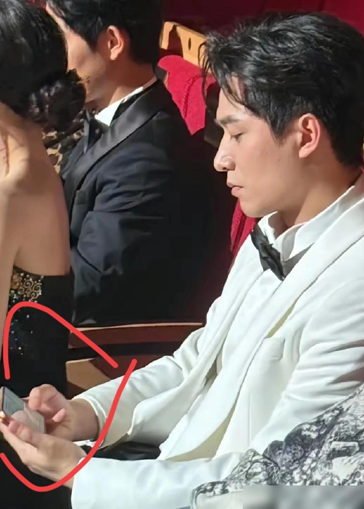 短国最卷的男演员​王皓祯​参加颁奖典礼，别人都拿着手机拍照，​看视频