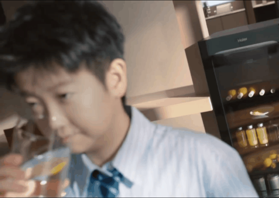 莎莎的海尔新视频来了，不出所料，又是条纹衬衫。谁这么喜欢条纹啊，好难猜，而