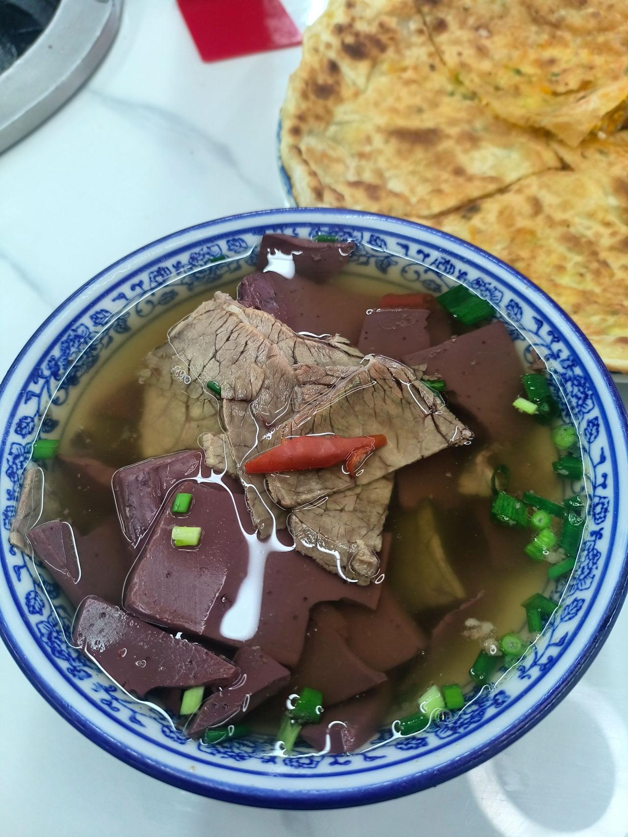 浦江牛清汤，果然是牛肉清汤，清亮清亮的，而且油不重。碗不大，但是内容比较丰富，